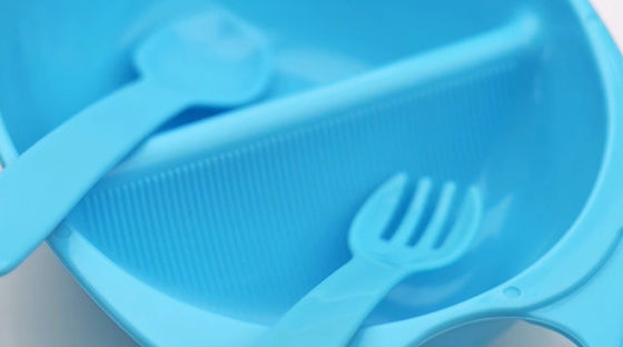 Bát nhựa cho bé 3 tháng với dĩa thìa